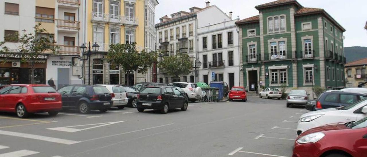 Coches, ayer, estacionados en Conde de Guadalhorce, algunos de forma irregular. s. arias