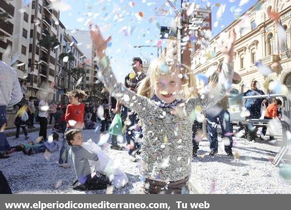 GALERÍA DE FOTOS - El Coso Multicolor inunda de confeti Castellón