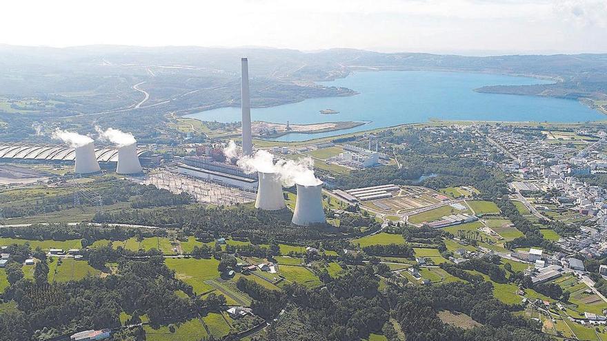 Las cuatro torres de la central térmica de As Pontes serán demolidas hoy en una voladura de precisión