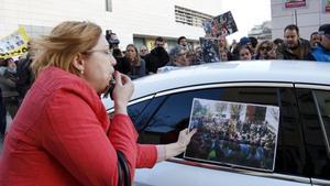 Un grupo de manifestantes (entre ellos, el rapero Pablo Hasél) increpa a Àngel Ros a su llegada al Museu de Lleida.