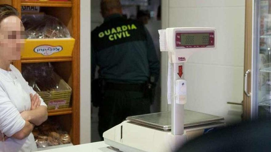 La Guardia Civil examina un negocio asaltado por los ladrones en la provincia.