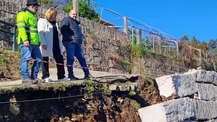 Roberto Villar, Digna Rivas y Alberto Álvarez visitan la obra en el camino de As Coviñas.