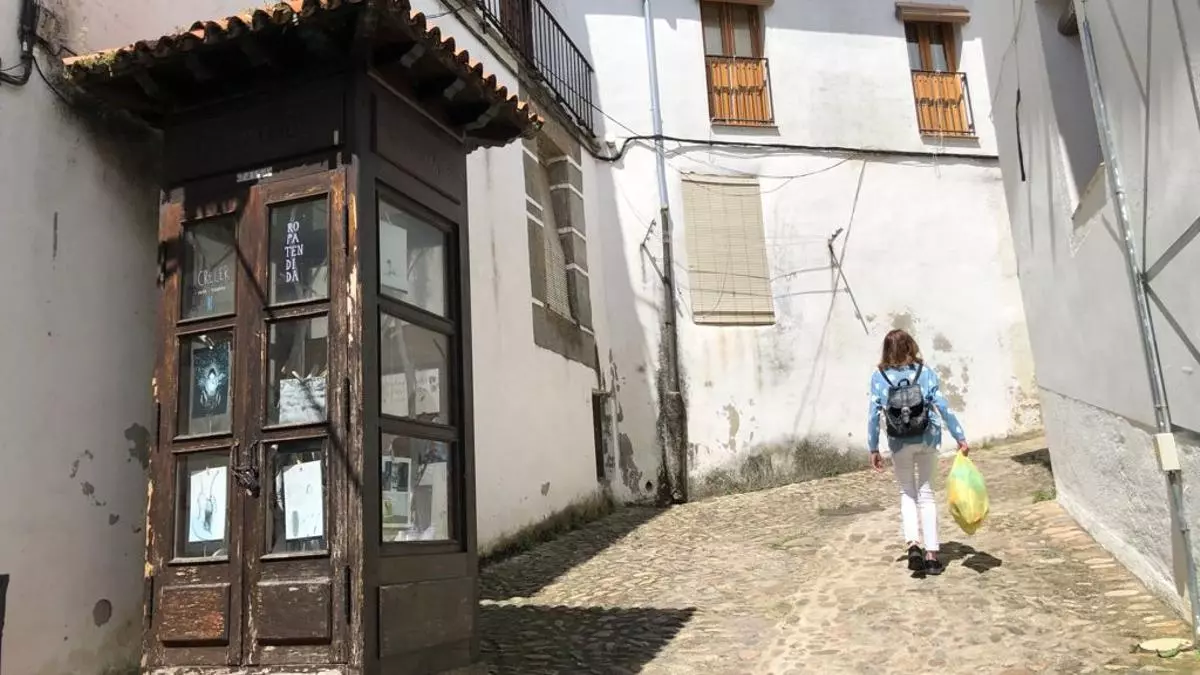 Las cabinas telefónicas de Malpartida de Plasencia y Hervás resisten como reliquias