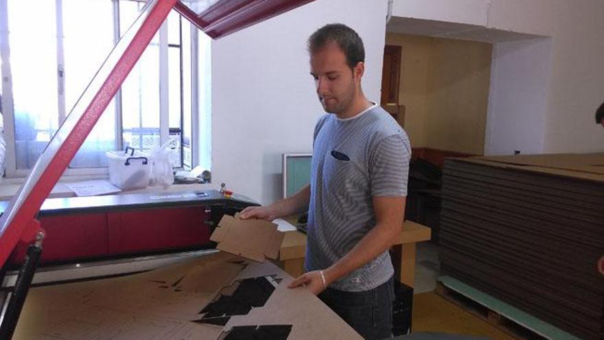 Víctor Delgado (hijo y socio de Juan Antonio) recorta los diseños que vienen con las pestañas dibujadas para hacer más fácil el montaje a los clientes.