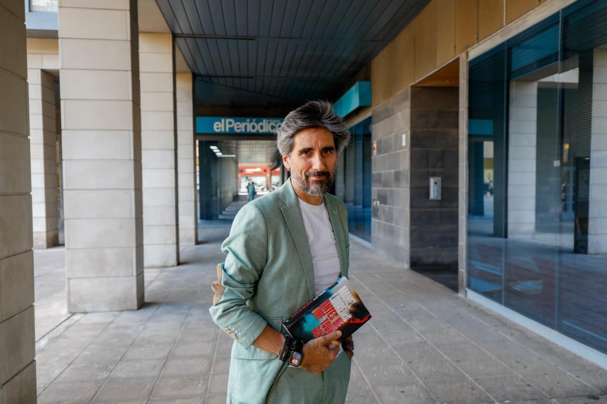 El escritor gallego Manel Loureiro en Zaragoza con su libro 'Antes de que todo cambie'.