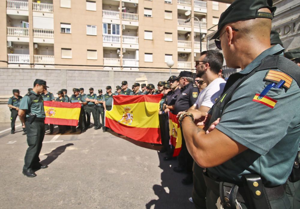 La Guardia Civil, agentes de la Policía Nacional y Local de Torrevieja protagonizaron una concentración de apoyo a la labor de las Fuerzas de Seguridad del Estado en Cataluña