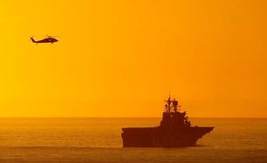 Un helicòpter i un vaixell militar dels EUA participen en maniobres d’entrenament davant les costes de Califòrnia.