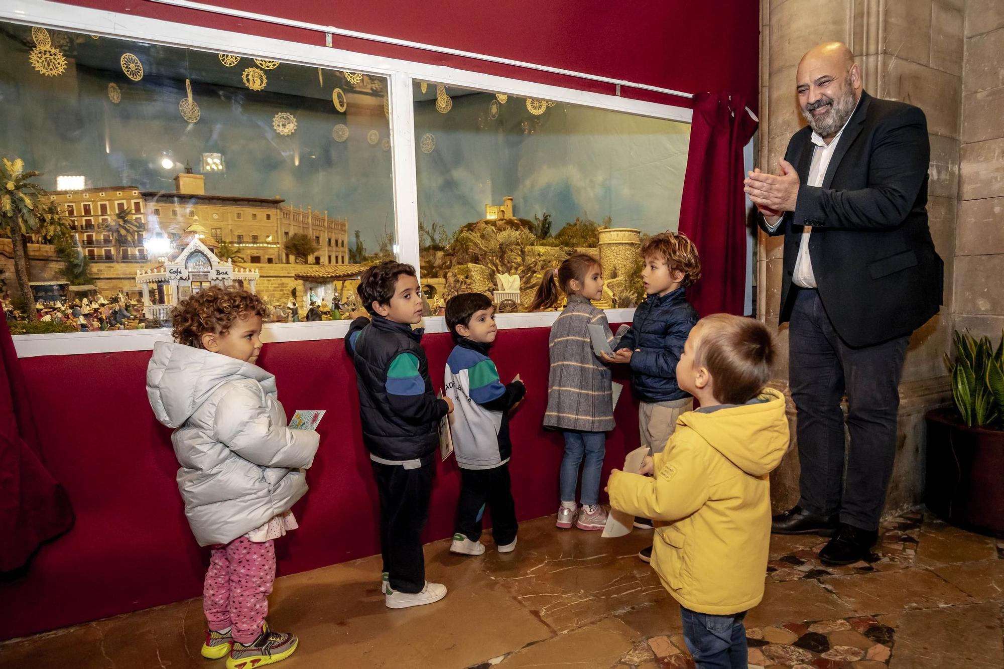 Los más pequeños inauguran el Belén de Cort