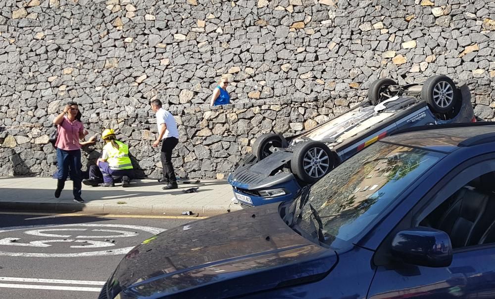 Un coche de la Policía Nacional vuelca en Tenerife