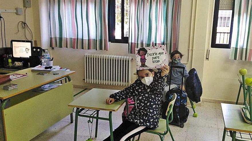 Una alumna de Primaria realizando el taller.