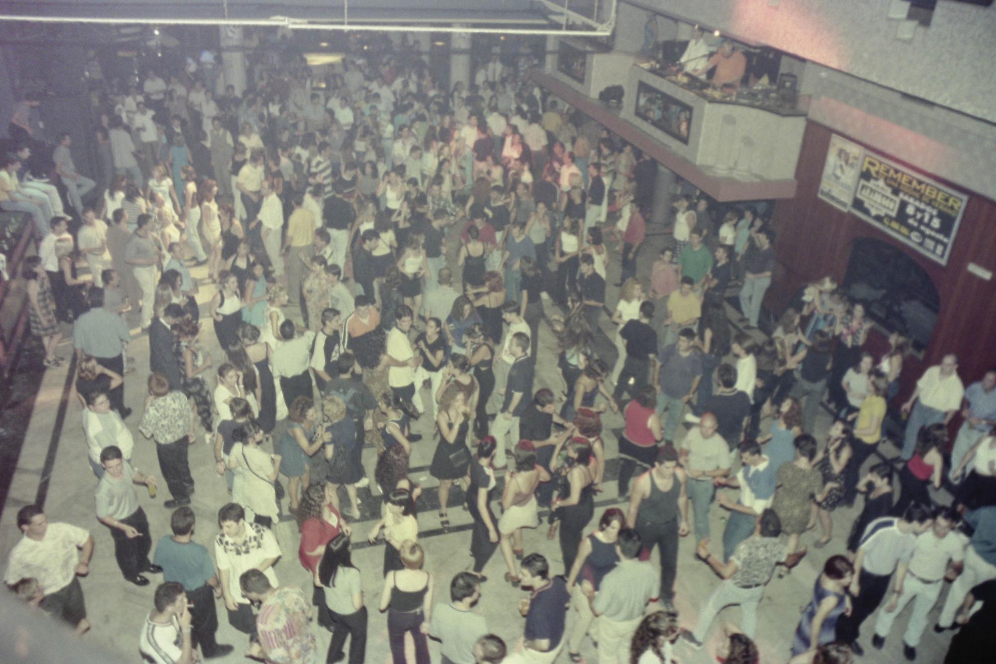 Discoteca Bananas en los 90. ¿Conoces a alguien?