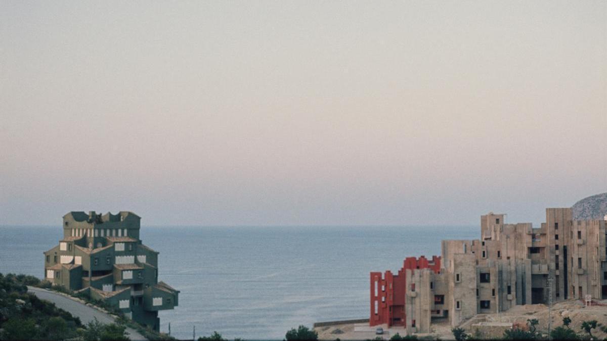 La Muralla Roja aún en construcción con el mar de fondo.