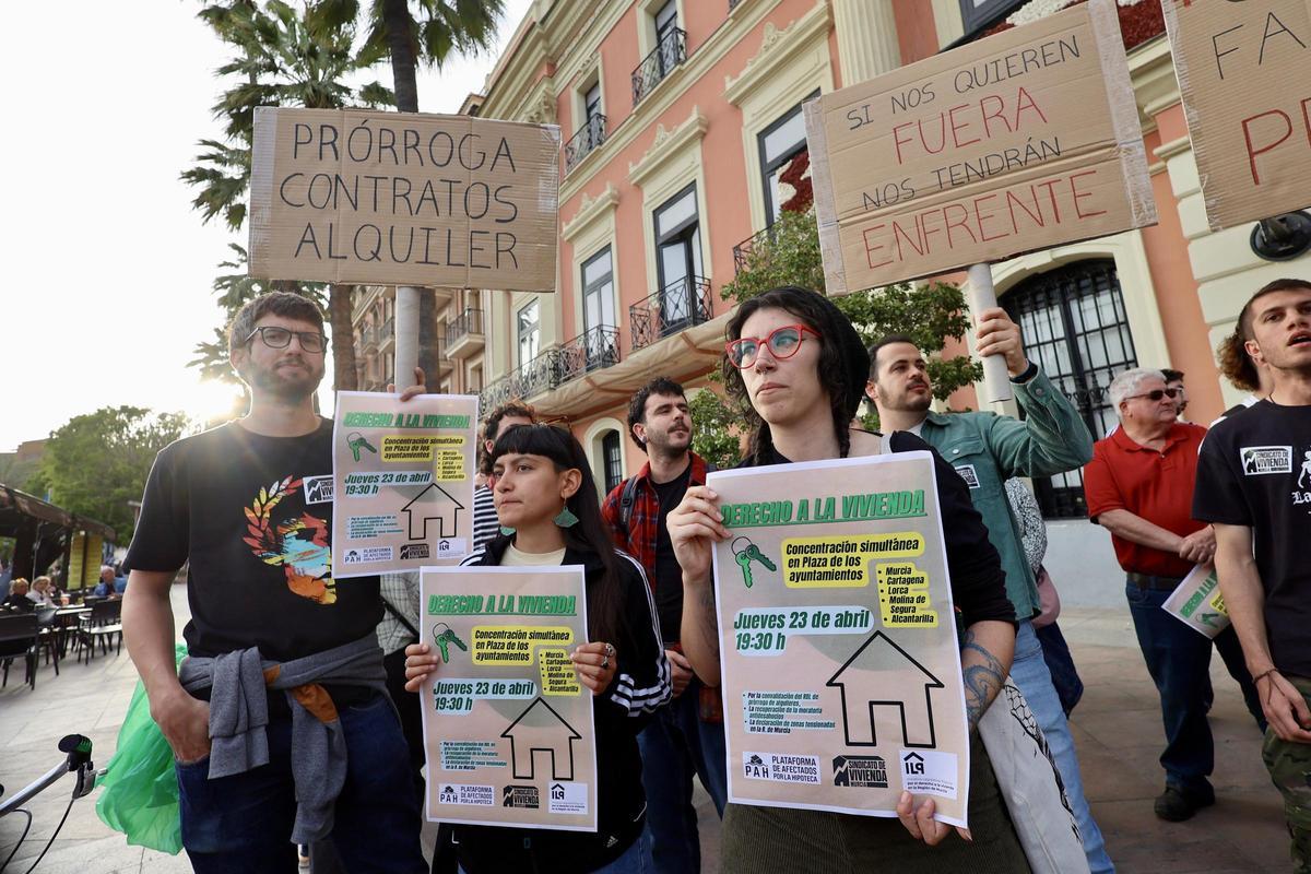 Manifestantes en la concetración por una vivienda justa realizada frente al Ayuntamiento de Murcia