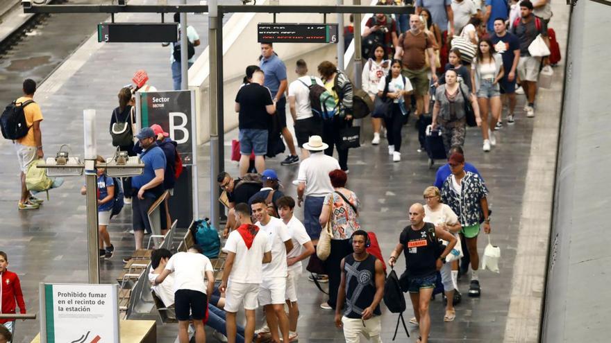 Miles de viajeros pasaron ayer domingo por la estación de Delicias para iniciar sus vacaciones en tren. | JAIME GALINDO