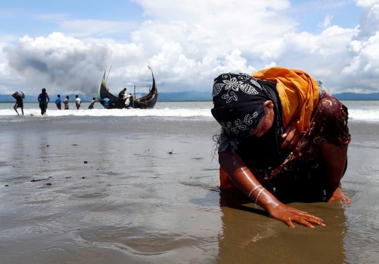 Una esgotada dona refugiada després de creuar la frontera entre Bangladesh i Myanmar en vaixell a través de la badia de Bengala, a Shah Porir Dwip, Bangladesh, l'11 de setembre.