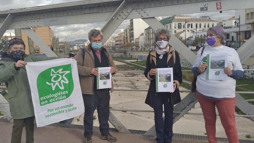 Santiago Martín Barajas y otros miembros de Ecologistas en Acción, con el proyecto para renaturalizar el Guadalmedina.