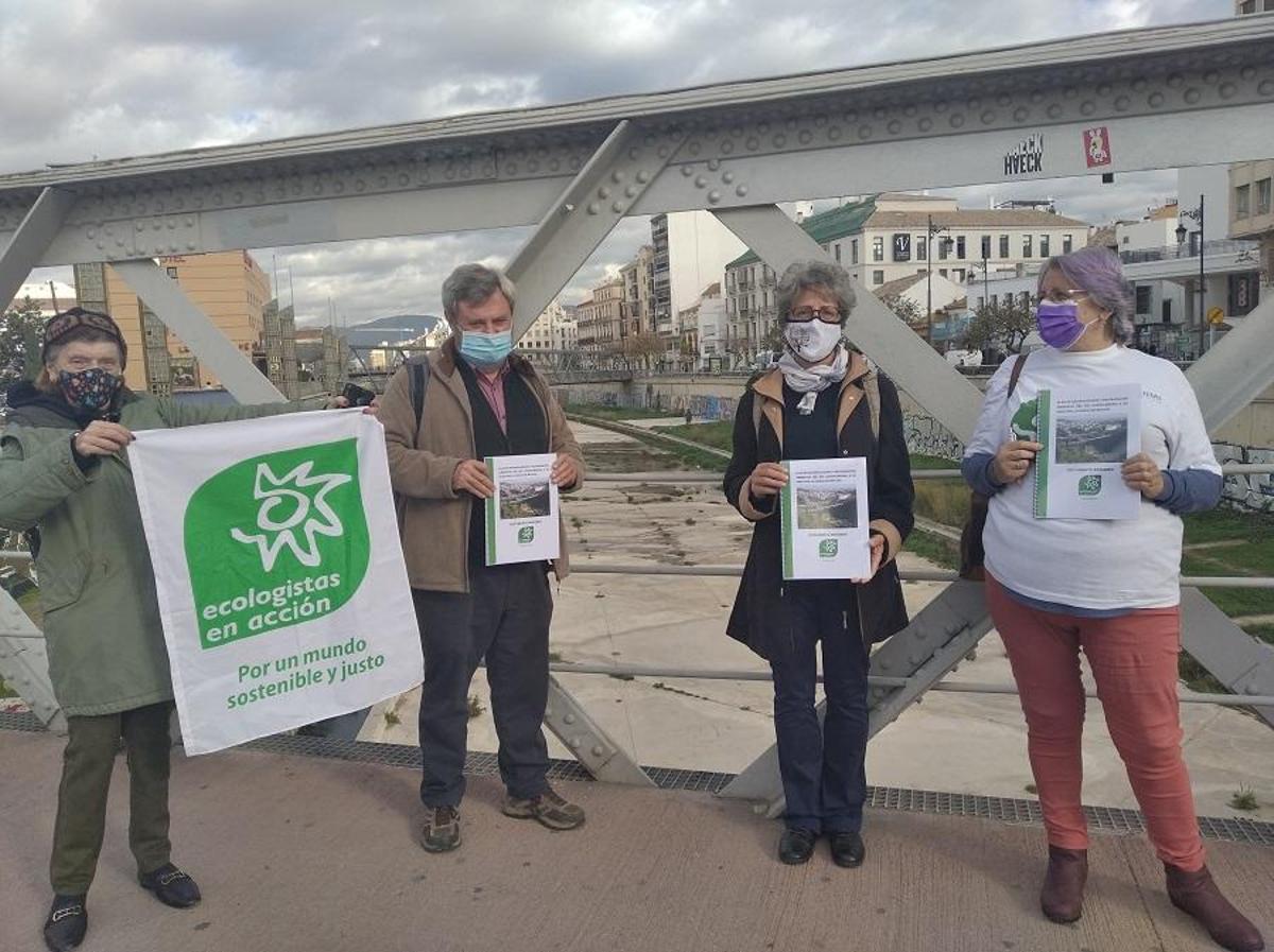 Santiago Martín Barajas y otros miembros de Ecologistas en Acción, con el proyecto para renaturalizar el Guadalmedina.