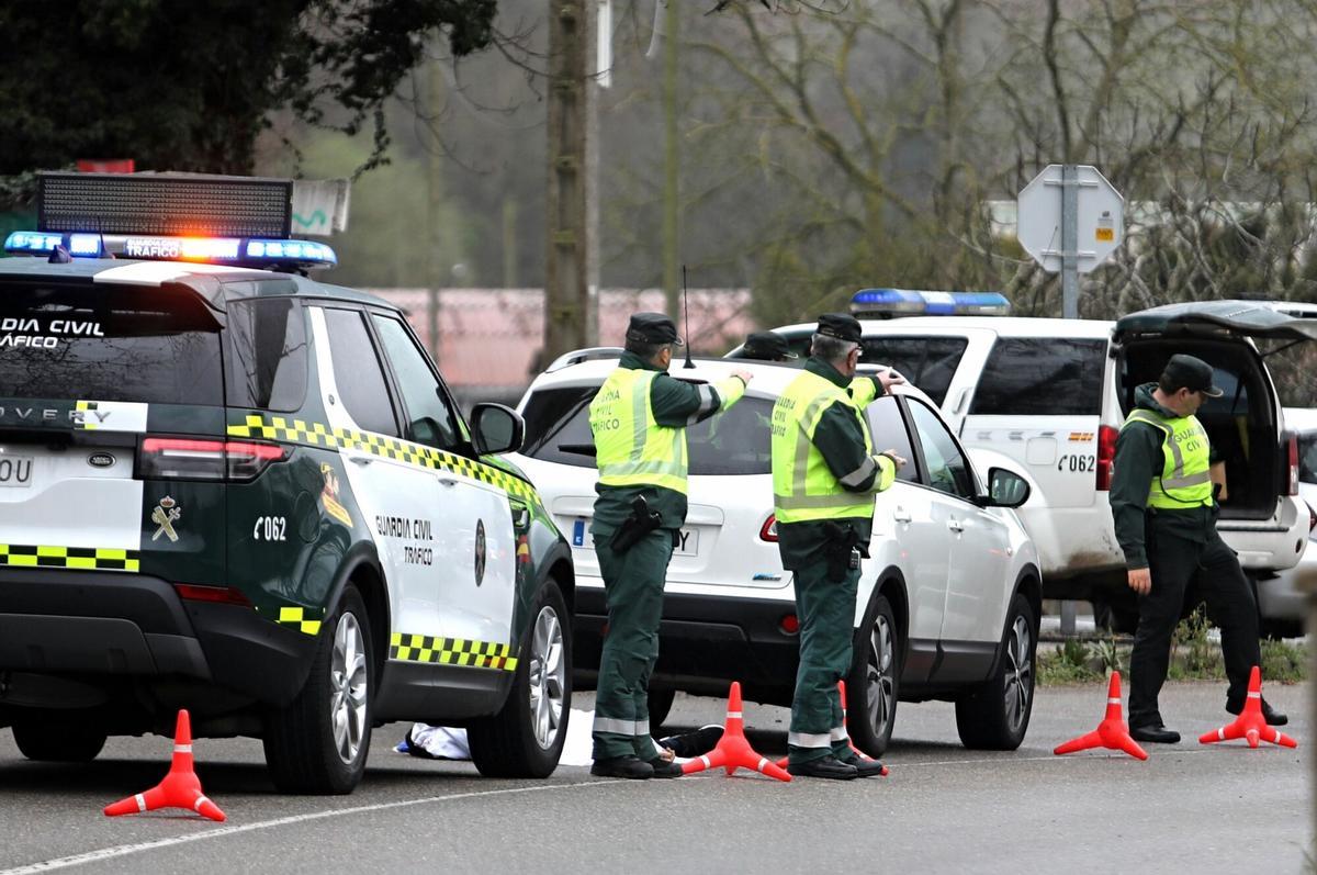 DISPOSITIVO DE GUARDIA CIVIL REGULANDO TRAFICO