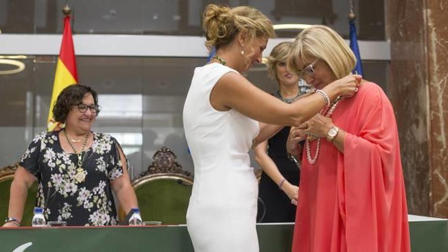 La alcaldesa, Amparo Marco, entregando la medalla a la directora del Ribalta, Paloma Segura, en un salón completamente abarrotado.