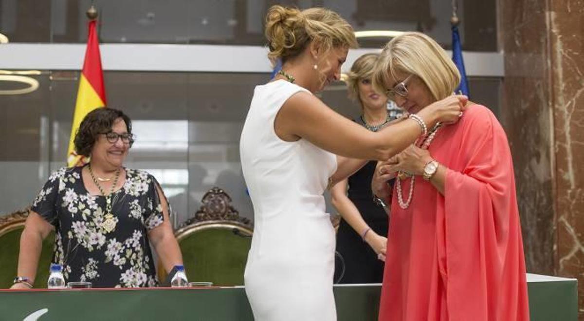 La alcaldesa, Amparo Marco, entregando la medalla a la directora del Ribalta, Paloma Segura, en un salón completamente abarrotado.