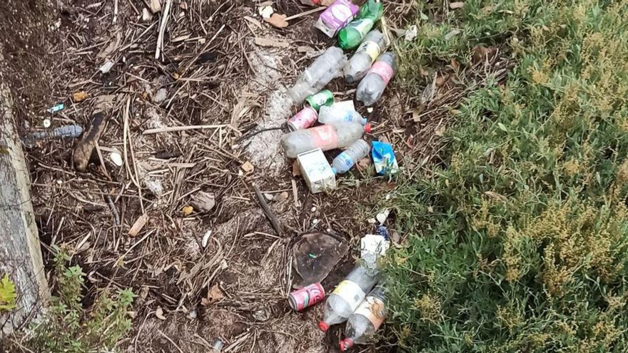 Adega alerta de basura acumulada junto a la ría de O Burgo, en la zona del botánico