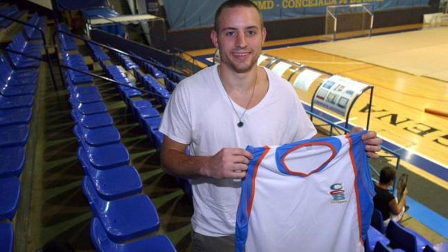 Jake Hottenstein, flamante fichaje del Basket Cartagena, posa con su nueva camiseta, ayer.