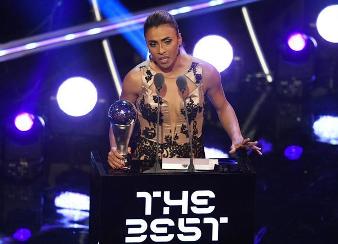 La futbolista brasileña Marta recibe el premio The Best a mejor jugadora de la FIFA durante la entrega de premios FIFA the Best 2018 en Londres