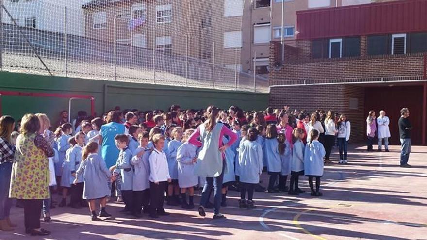 Los alumnos en el patio del colegio tras su desalojo