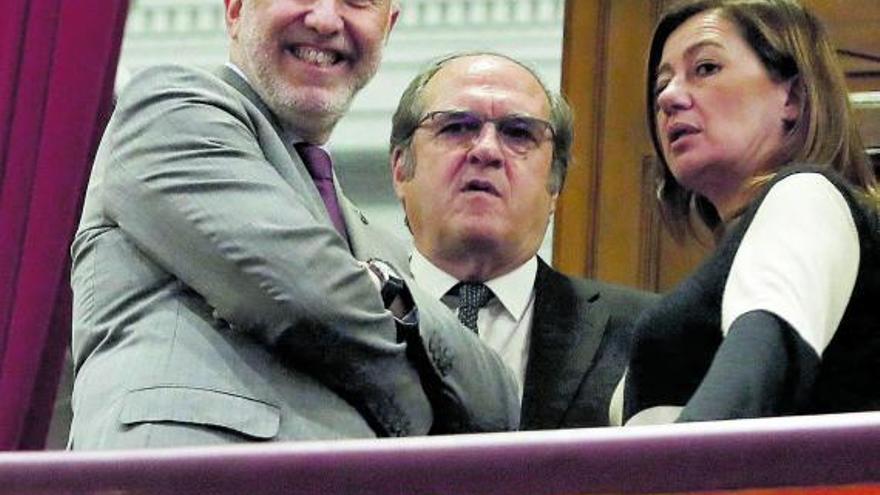 Ángel Víctor Torres (i.) charla con la presidenta de Baleares, Francina Armengol, y Ángel Gabilondo en el Congreso. | | E.D.