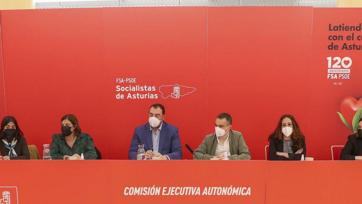 Adrián Barbón, en el centro, durante la primera reunión de la nueva ejecutiva de la FSA. | J. L. Cereijido / Efe