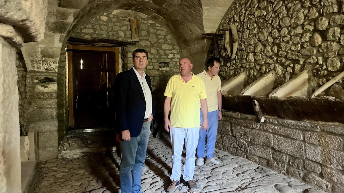 El conseller de Turismo, Cultura y Deportes, Jaume Bauzà, y el alcalde de Binissalem, Victor Martí visitan can Marc