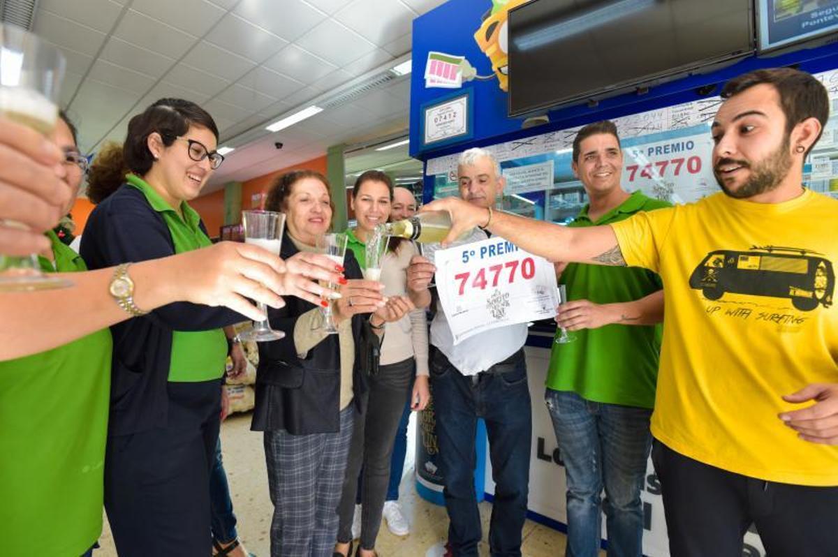 22-12-2019 SANTA LUCÍA DE TIRAJANA. 5º premio del sorteo de Navidad de la Loteria Nacional, vendido en el despacho situado en el Supermercado Doctoral (Grupo Bolaños). Fotógrafo: ANDRES CRUZ  | 22/12/2019 | Fotógrafo: Andrés Cruz