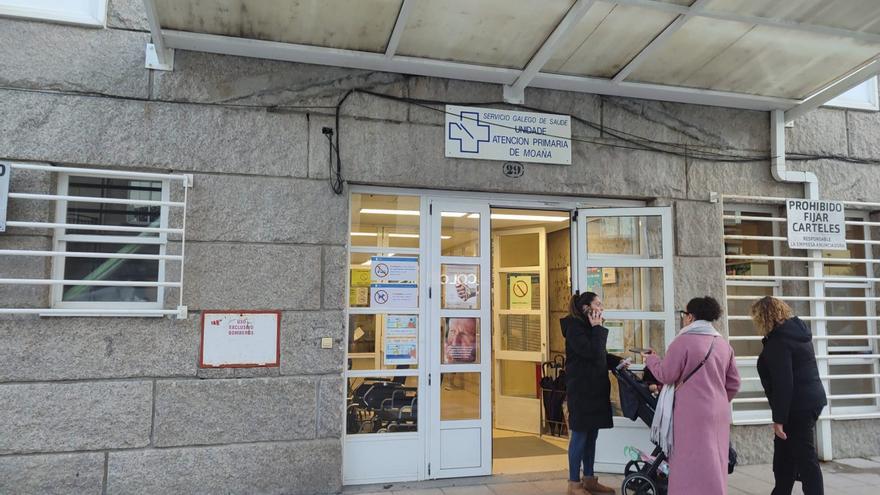 Usuarios, ayer, ante la Casa do Mar, en cuya recepción se avisaba de que había que ir a Cangas.