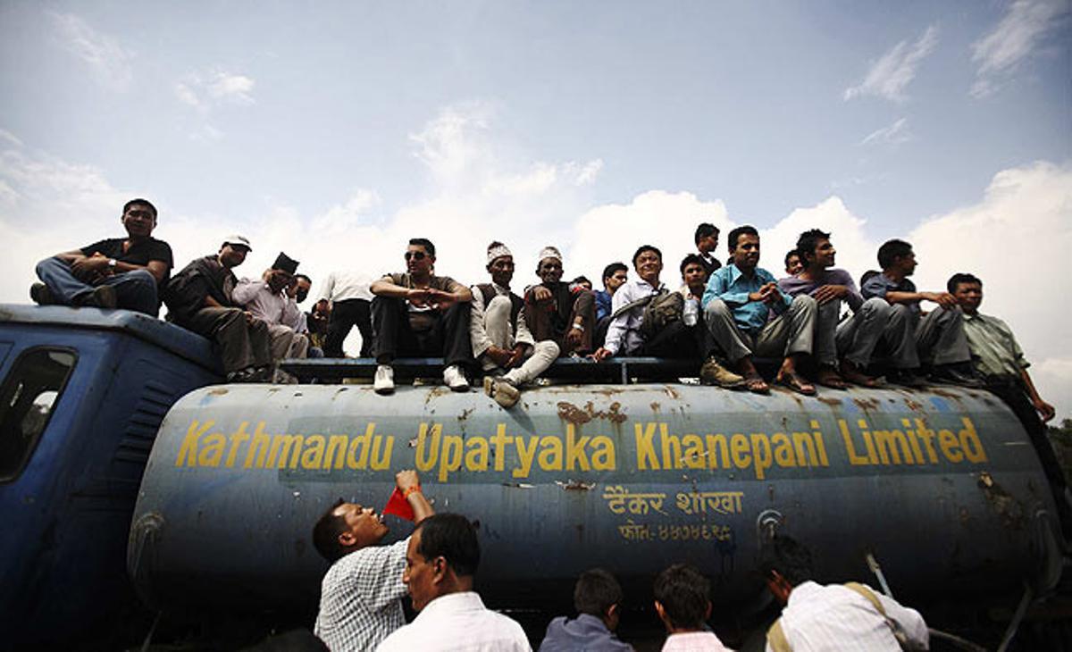 Uns nepalesos escolten un míting a Kàtmandu previ a la promulgació d’una nova constitució el 28 de maig vinent.