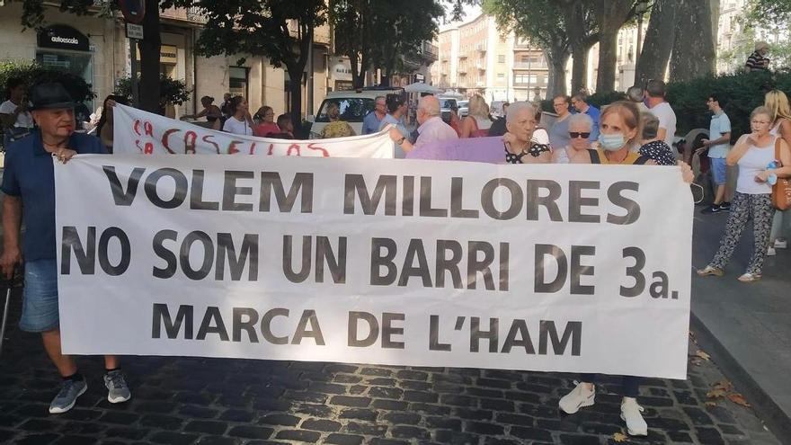 Els veïns de la Marca de l&#039;Ham es mobilitzen a la Rambla de Figueres per reclamar «seguretat al barri»