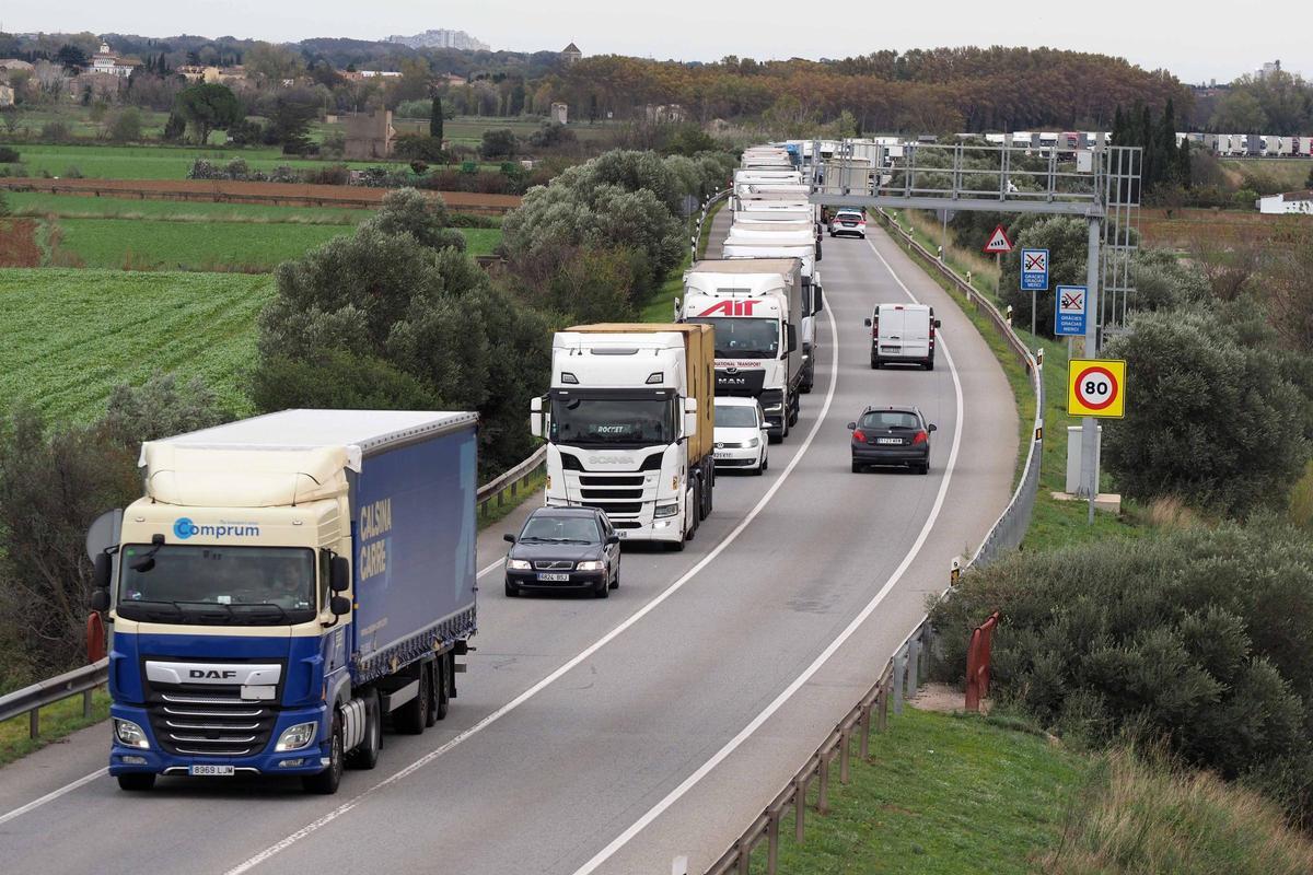 Camions circulant per una carretera, en una imatge d'arxiu.