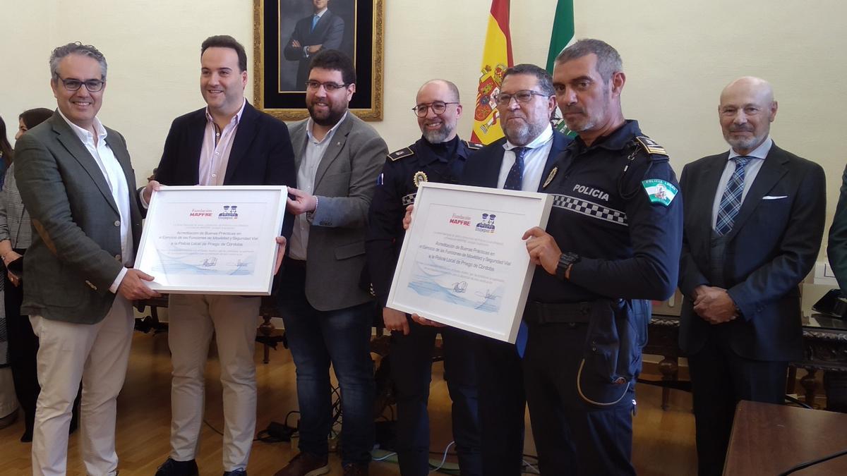 Entrega de los distintivos de buenas prácticas al Ayuntamiento de Priego.