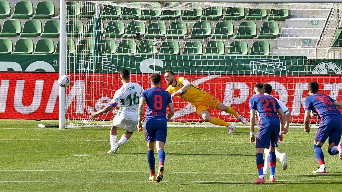 Fidel lanza al poste derecho de Oblak en la acción que dejó sin puntos al Elche.  | MATÍAS SEGARRA