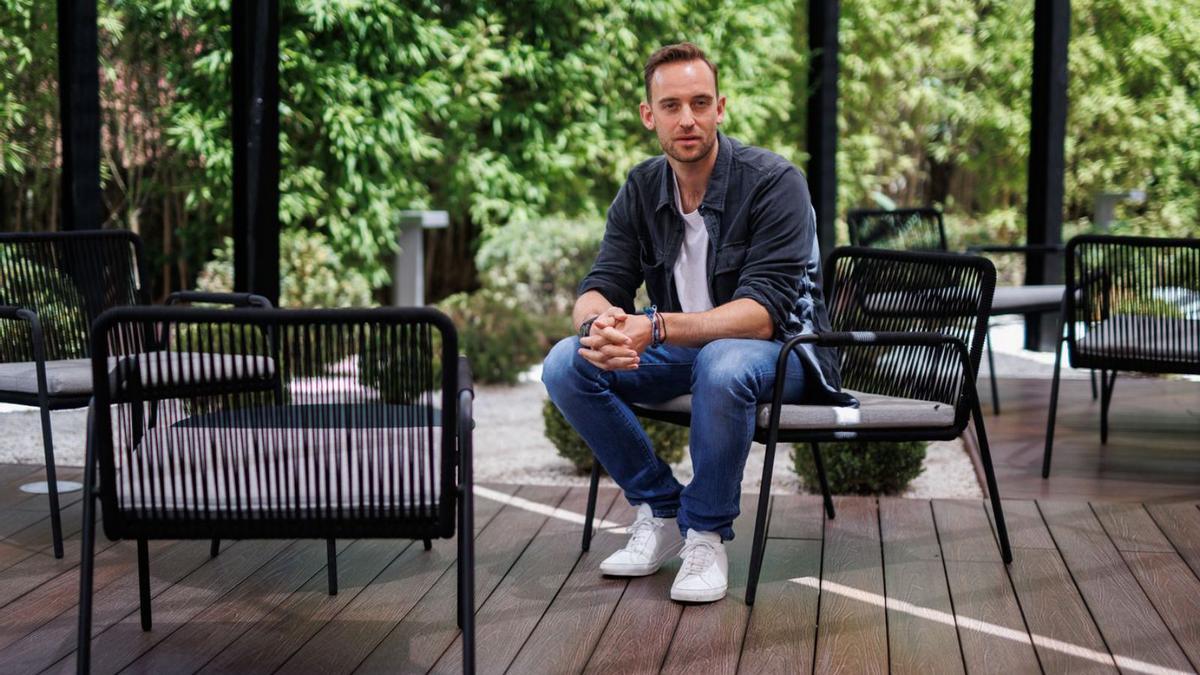 Joël Dicker posa en la terraza de la editorial Penguin Random House de Madrid.