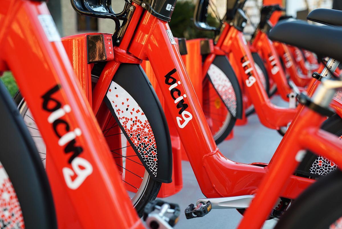 Bicicletas ancladas en una estación de Bicing