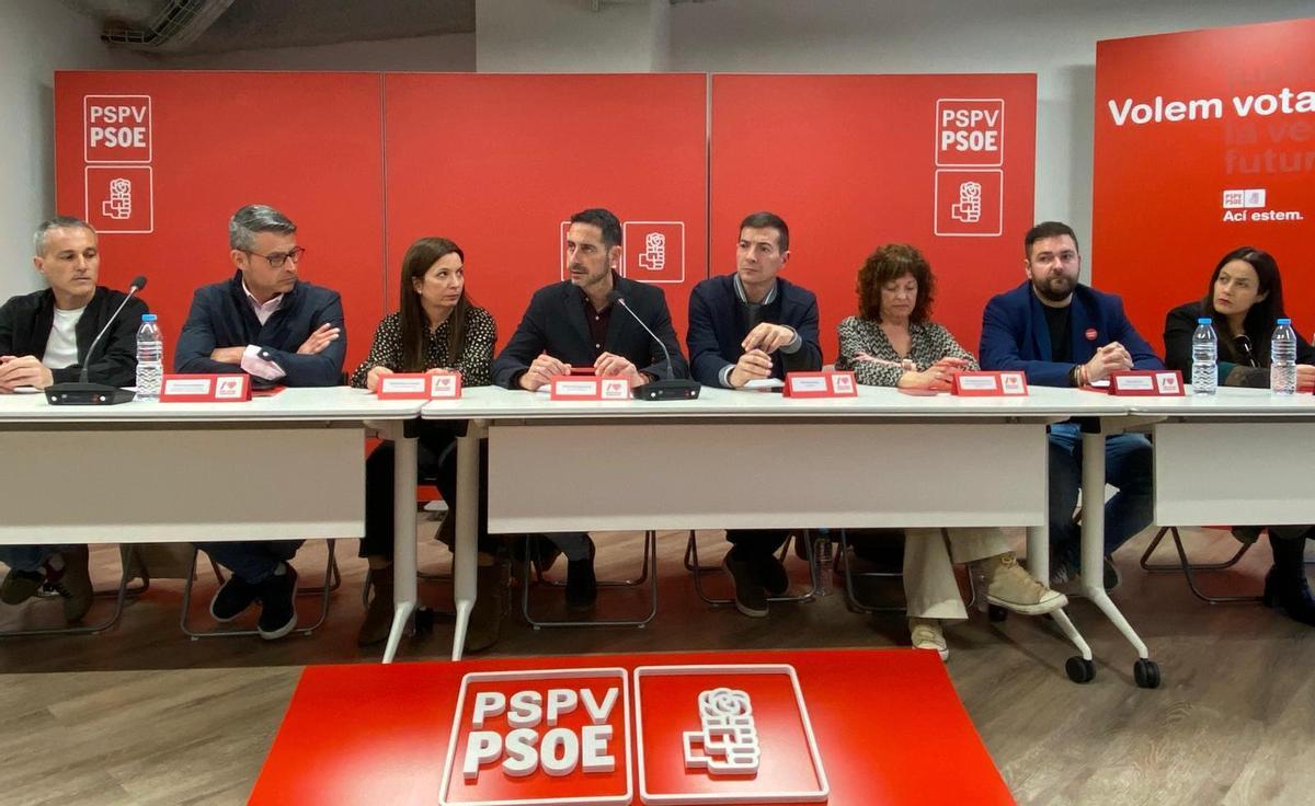 Primera reunión de la nueva Ejecutiva provincial del PSPV con Fernández Bielsa en el centro.