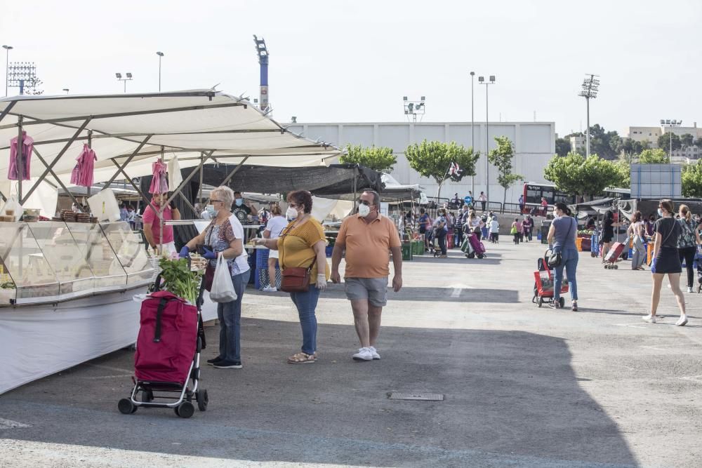 Control de acceso y de aforo en la reapertura de los cuatro mercadillos de Alicante.