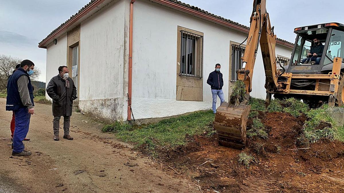 El alcalde y José Cuñarro visitaron ayer los trabajos.