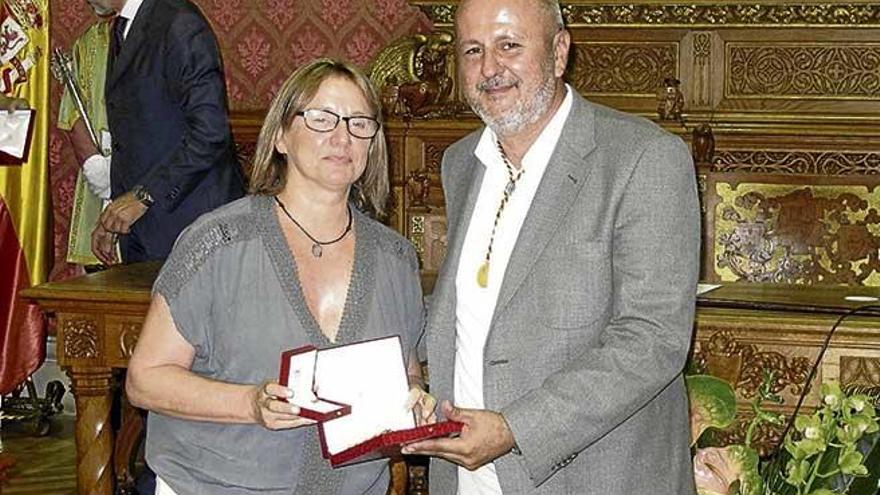 Apol·lònia Miralles con el presidente del Consell, Miquel Ensenyat.