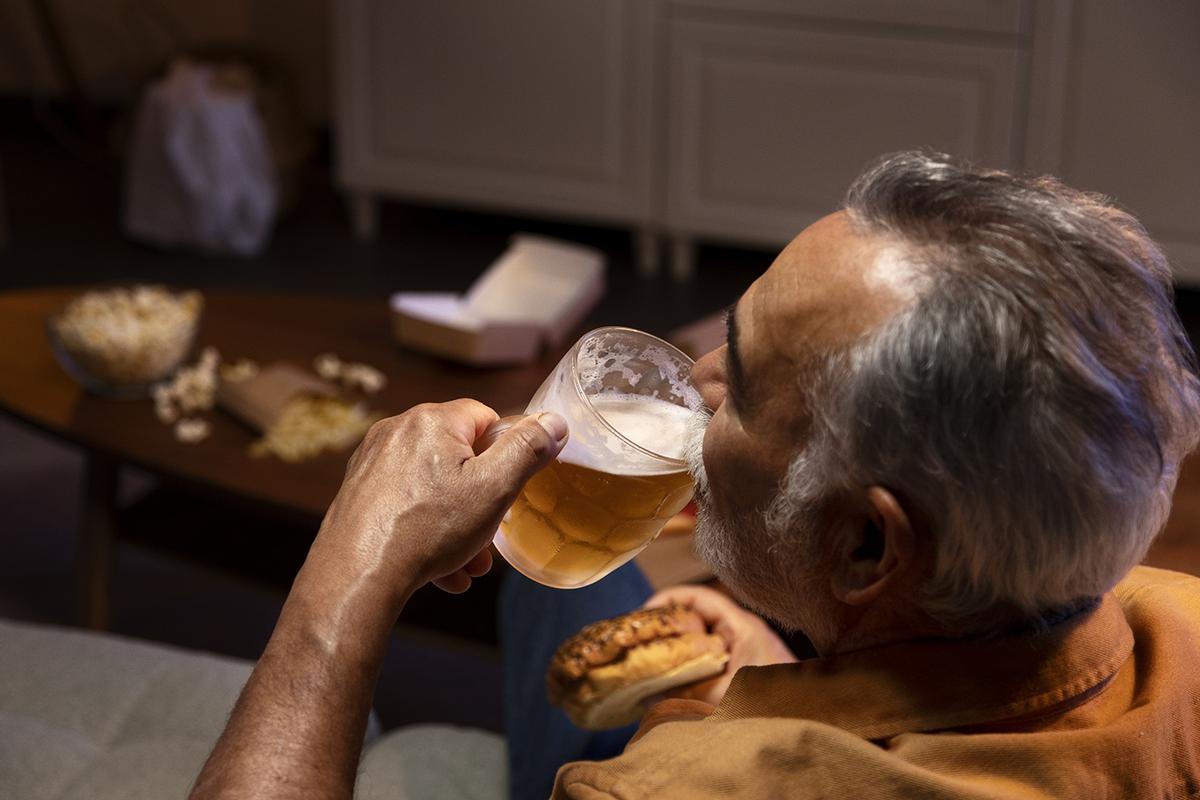 hombre disfrutando cerveza mientras solo casa