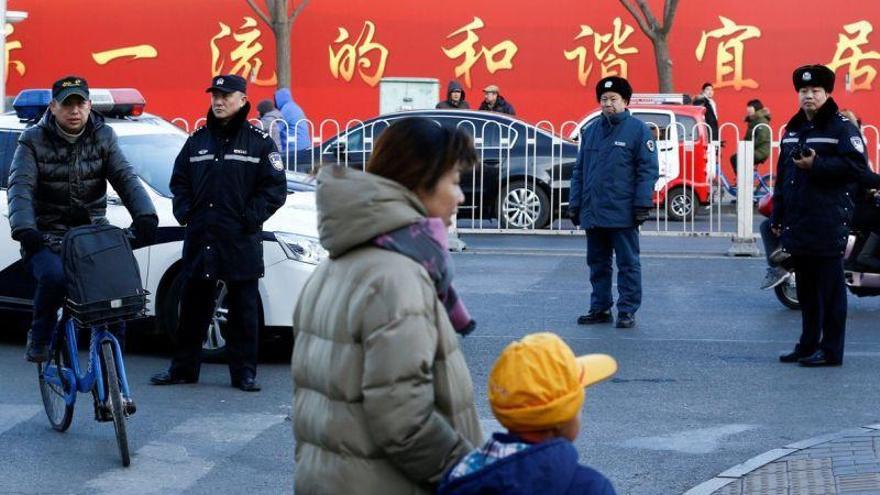 Un empleado ataca con un martillo a los niños de una escuela en Pekín
