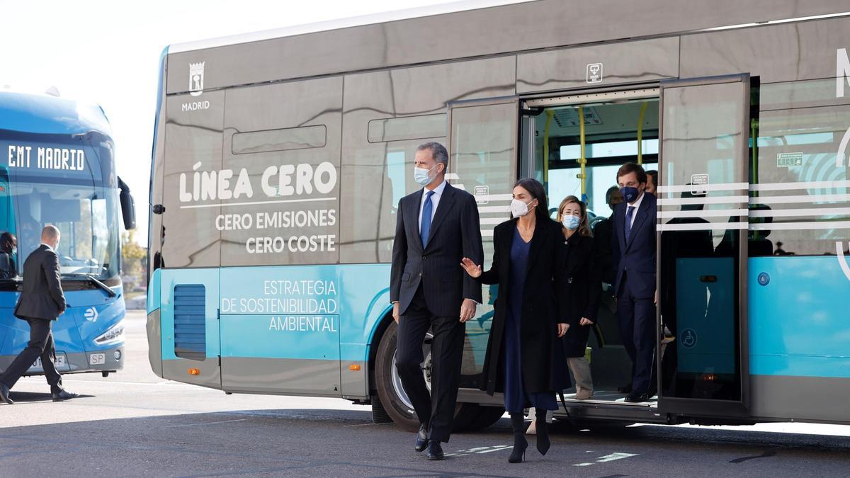 Los Reyes se suben al autobús en Madrid