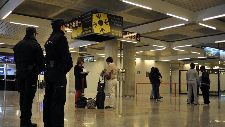 Detenidos dos turistas suizos por un altercado en el aeropuerto de Palma