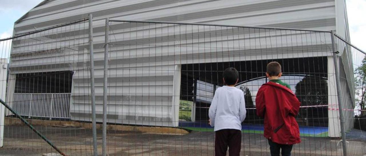 La pista polideportiva del colegio de San Cucao, en obras.