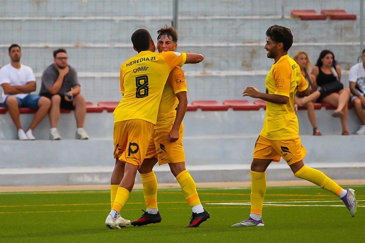 Héctor es felicitado por Charaf tras marcar el único gol del partido de Copa Federación Molinense-UCAM Murcia
